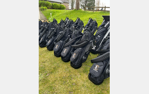 DES NOUVEAUX SACS DE GOLF BRODÉS AUX COULEURS DE CORNOUAILLE ET D’ISI-FISH POUR L’ÉCOLE DE GOLF