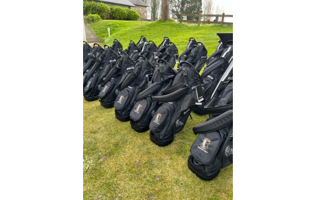DES NOUVEAUX SACS DE GOLF BRODÉS AUX COULEURS DE CORNOUAILLE ET D’ISI-FISH POUR L’ÉCOLE DE GOLF